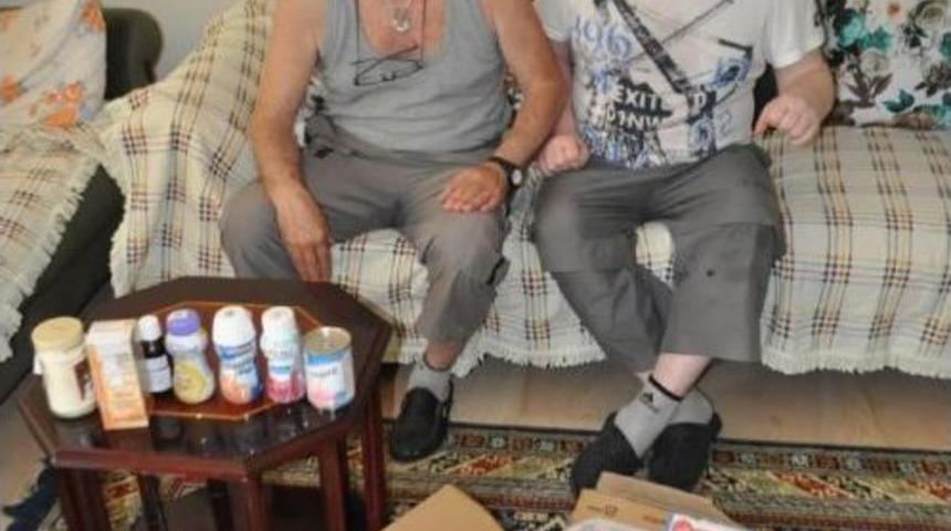 Kanserden &Ouml;len Eşinin Ila&ccedil;larını Vermek Istiyor