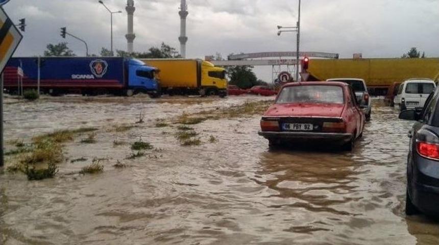 Ankara&rsquo;da Selde 2 Kişi Alt Ge&ccedil;itteki Ara&ccedil;ta Mahsur Kaldı