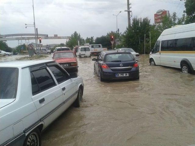 Ankara&rsquo;da Selde 2 Kişi Alt Ge&ccedil;itteki Ara&ccedil;ta Mahsur Kaldı 1