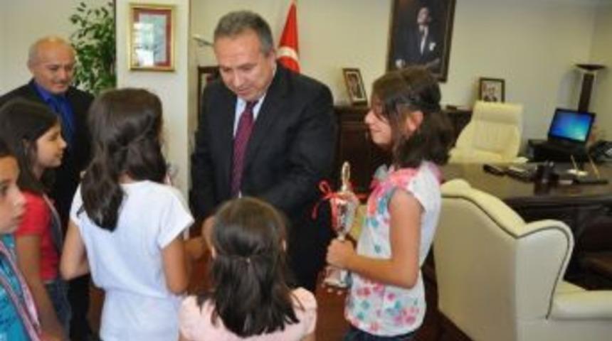 Şampiyon Badmintoncularu Vali Fidan Ağırladı