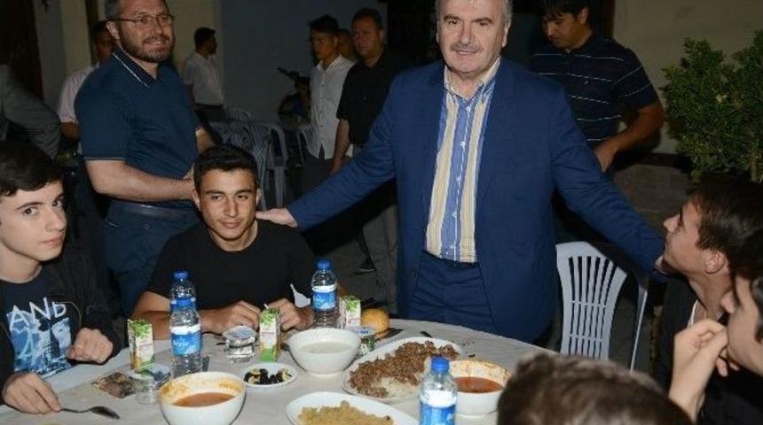 Başkan Aky&uuml;rek İlk İftarını &Ouml;ğrencilerle A&ccedil;tı