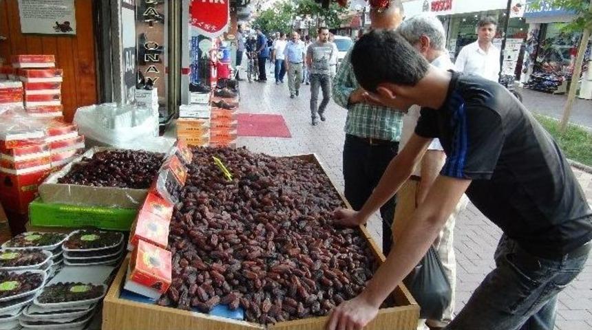 Hurmalar Tezgahta Yerini Aldı