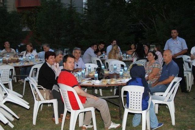 Gaziemir’de Onlarca Vatandaş Hep Birlikte Orucunu Açtı