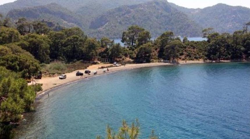 Fethiye'de &Ccedil;&ouml;p Yığınları Dolan Koy, Iş Makinesiyle Temizlendi