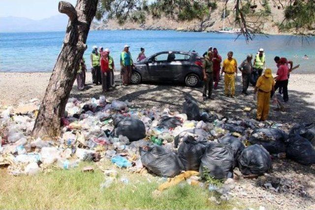 Fethiye'de Çöp Yığınları Dolan Koy, Iş Makinesiyle Temizlendi