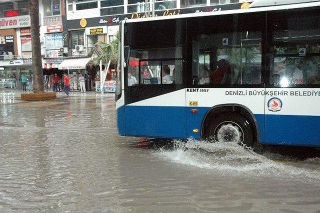 Sağanak Yağış Denizli’de Etkili Oldu