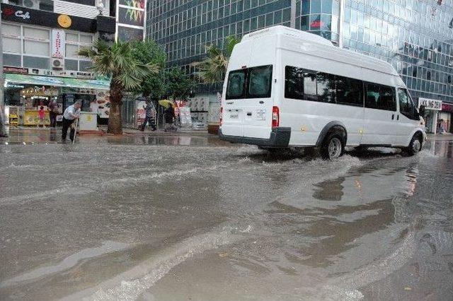 Sağanak Yağış Denizli’de Etkili Oldu