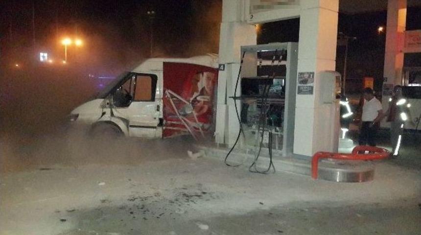 Kaza Yapan Minib&uuml;s Petrol İstasyonuna Daldı