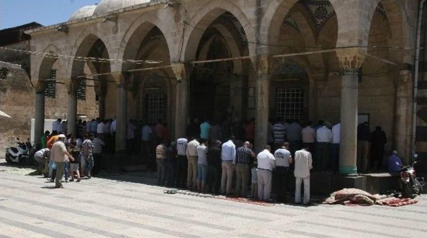 Ramazanın İlk Cuma Namazında, Cemaat Camilere Sığmadı