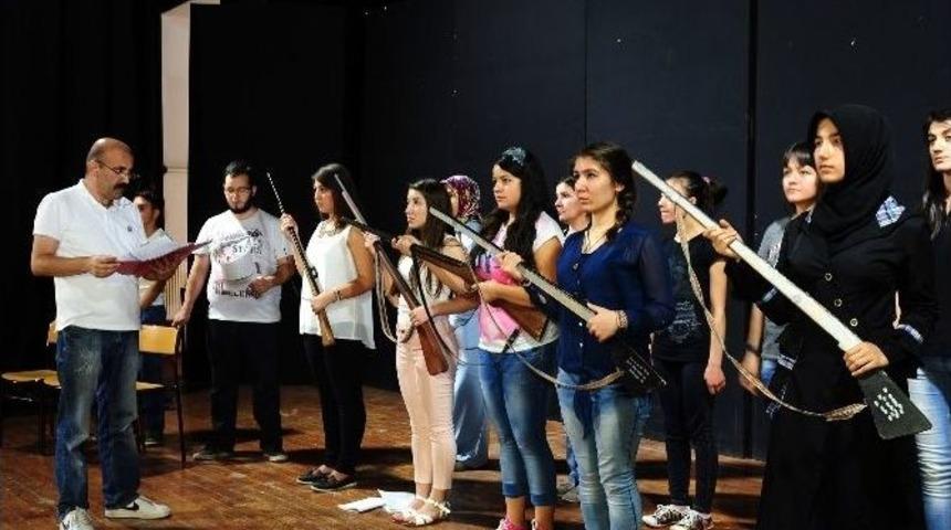 Mamak Belediyesi Kent Tiyatrosu Yeni Kursiyerlerle &Ccedil;alışmalara Başladı