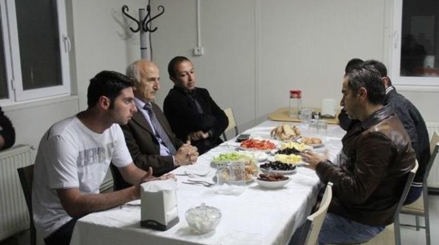 Vali Odabaş İlk Sahurunu T&uuml;nel İş&ccedil;ileri İle Yaptı