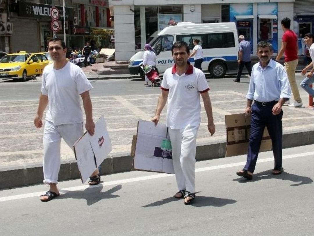 (&ouml;zel Haber) Seccadesini Alan Cuma Namazına Koştu