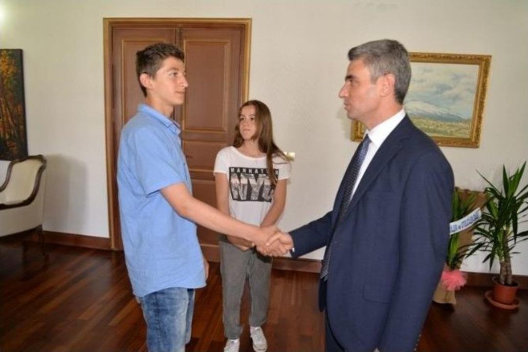 Bolu&rsquo;da Teog Sınavında İlk &Uuml;&ccedil;e Giren &Ouml;ğrenciler &Ouml;d&uuml;llendirildi