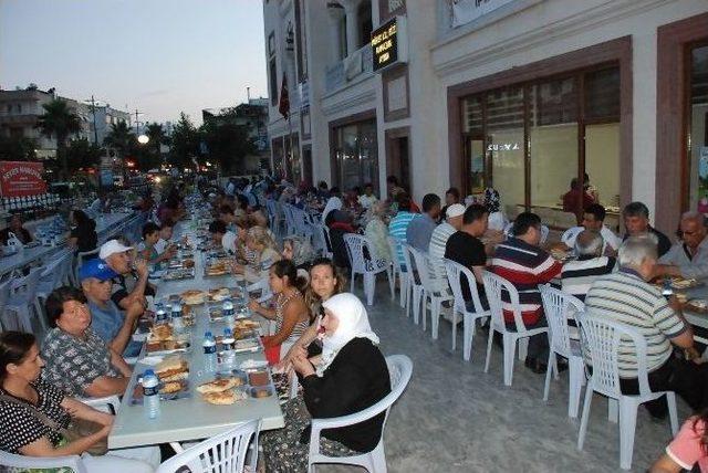 Didim’de Merkez Camisi Önünde İftar Çadırı Kuruldu