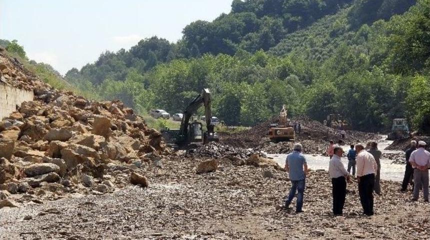 Bartın&rsquo;da Sağanak Yağış Nedeniyle Yol &Ccedil;&ouml;kt&uuml;