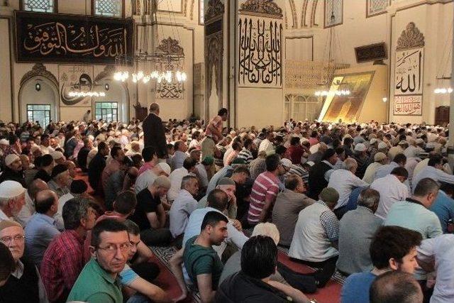 Ramazan Ayının İlk Cumasında Ulucami Doldu Taştı 1