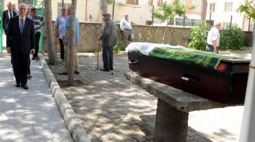 Gazeteci- Yazar Hulusi Turgut, Kız Kardeşini Toprağa Verdi