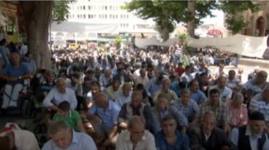 Ramazan&rsquo;ın İlk Cuma&rsquo;sında Camiler Doldu Taştı