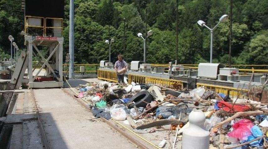 Hes&rsquo;ler Elektrik &Uuml;retirken Bir Yandan Da Dereleri Temizliyor