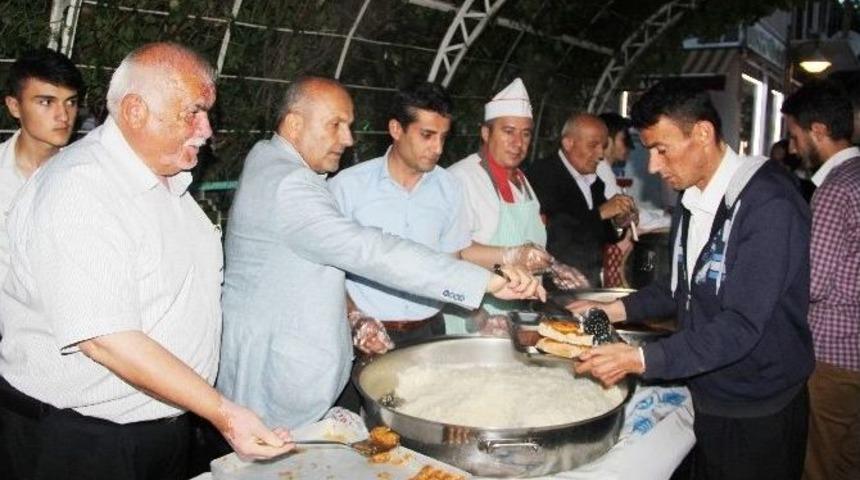 Başkan Arslan, İlk İftarını Vatandaşlarla A&ccedil;tı