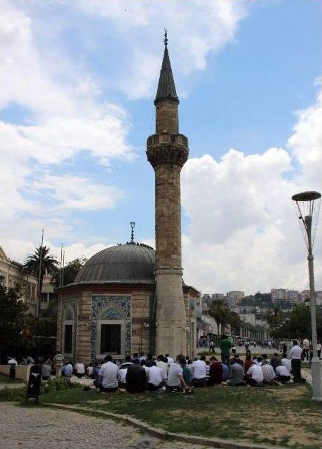 İzmir’de Demirel İçin Gıyabi Cenaze Namazı