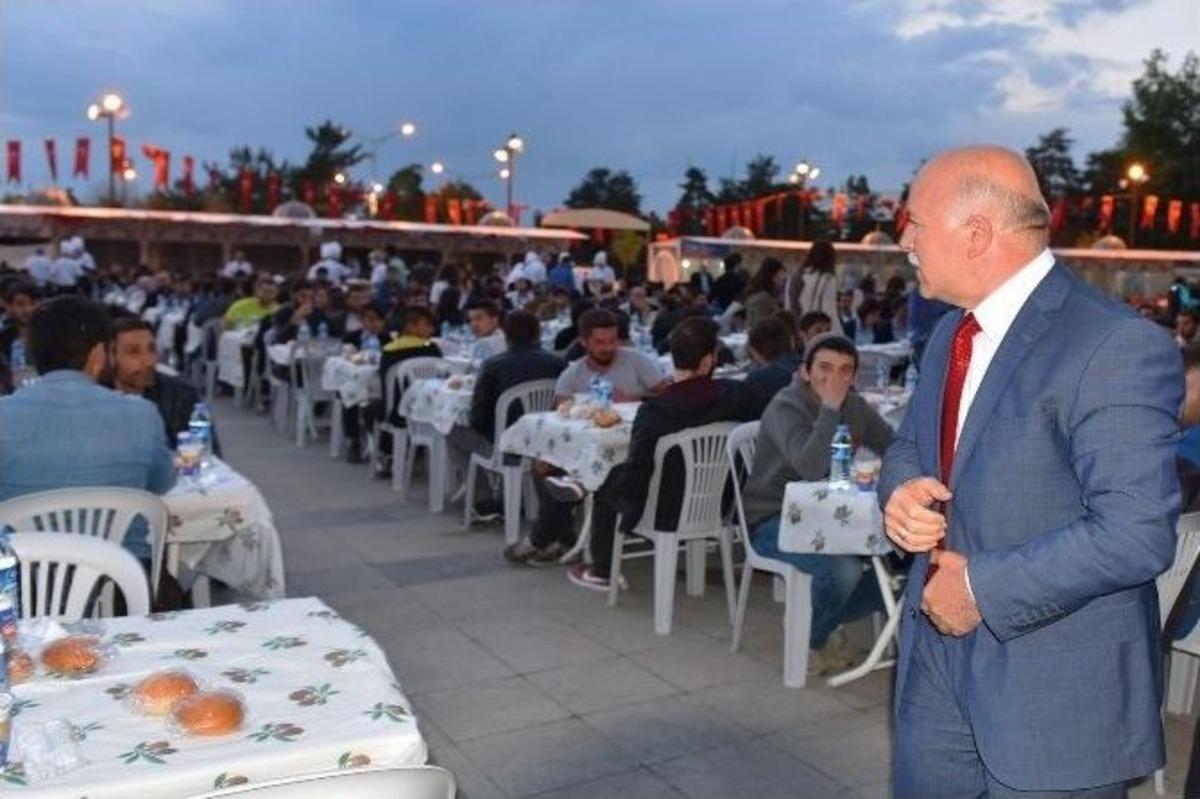 Başkan Sekmen İlk Orucunu İftar &Ccedil;adırında Vatandaşlarla A&ccedil;tı