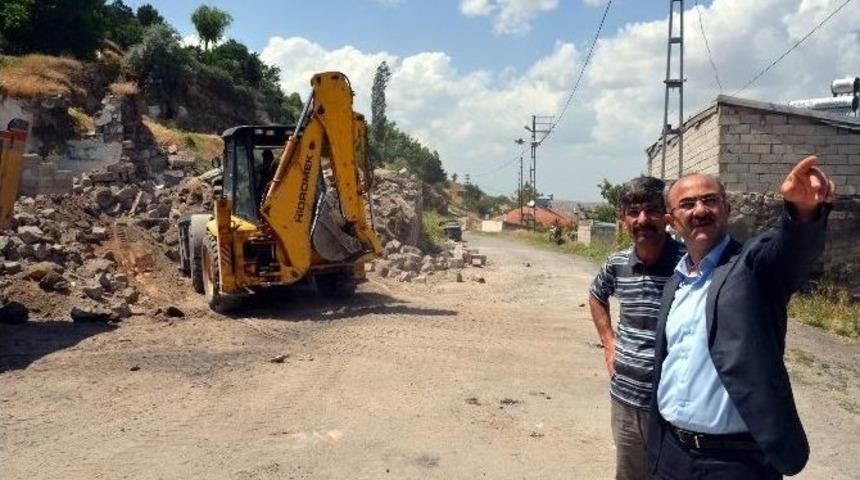 B&uuml;nyan Belediyesi Harabe Binaları Yıkıyor