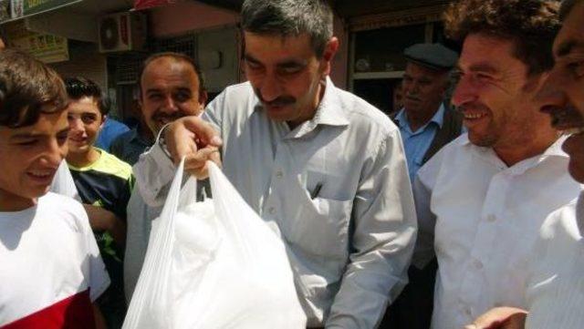Dağlardan Kamyonla Getirdiği Karları Cizre de Torbasını 3 Liradan Sattı 1
