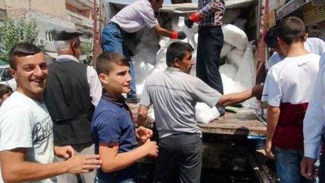 Dağlardan Kamyonla Getirdiği Karları Cizre de Torbasını 3 Liradan Sattı 2