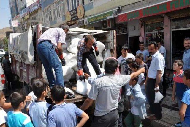 Dağlardan Kamyonla Getirdiği Karları Cizre de Torbasını 3 Liradan Sattı 3