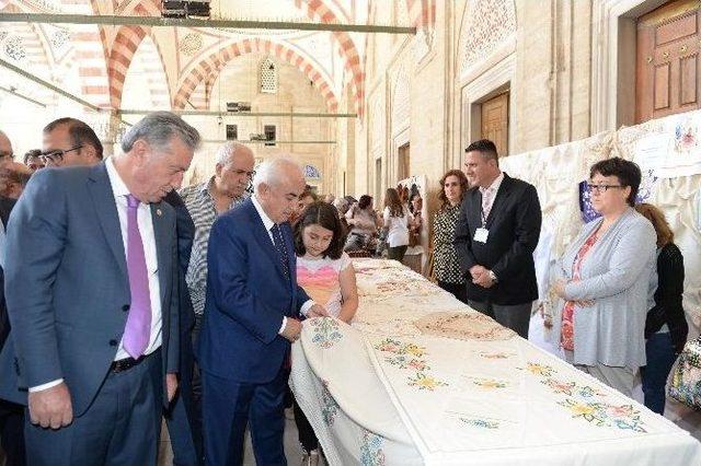 Selimiye Camii Bahçesinde Yıl Sonu Sergisi Açıldı