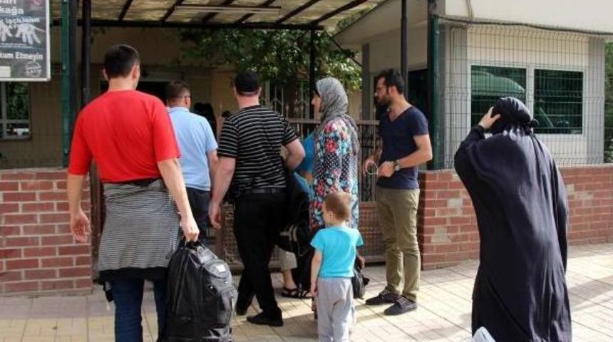 Rus Anne Işid'e Katılmak Isterken Yakalanan Kızını Geri G&ouml;t&uuml;rmeye Ikna Edemedi(2)
