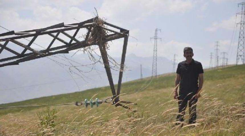 Cıvataları S&ouml;k&uuml;len Direk Devrilince 36 K&ouml;y Karanlıkta Kaldı