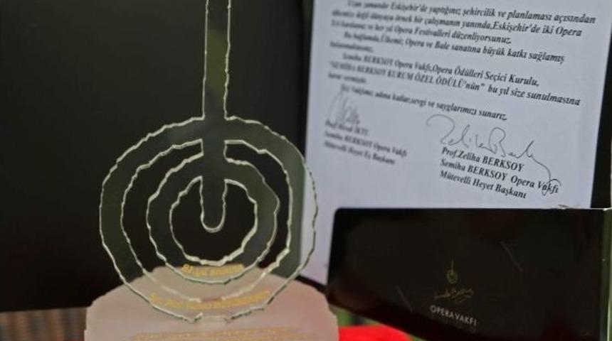 B&uuml;y&uuml;kerşen &lsquo;semiha Berksoy &Ouml;zel &Ouml;d&uuml;l&uuml;n&uuml;&rsquo; Aldı