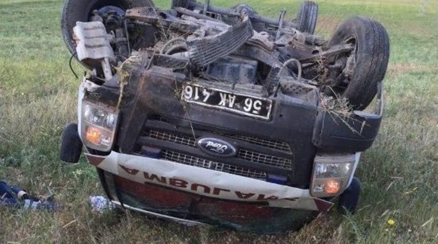 G&ouml;revden D&ouml;nen Ambulans Şarampole U&ccedil;tu: 3 Yaralı