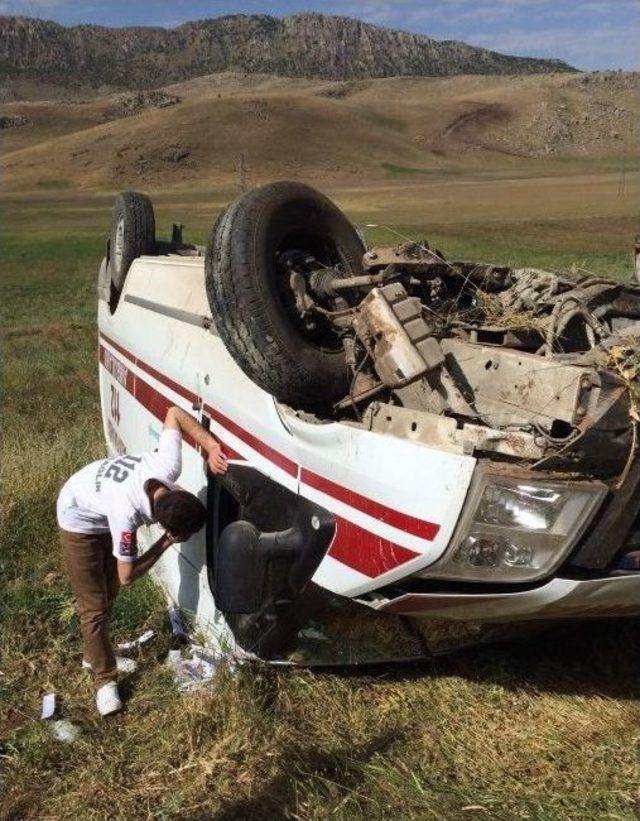 Görevden Dönen Ambulans Şarampole Uçtu: 3 Yaralı