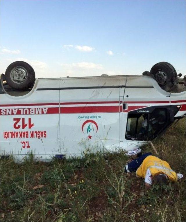 Görevden Dönen Ambulans Şarampole Uçtu: 3 Yaralı