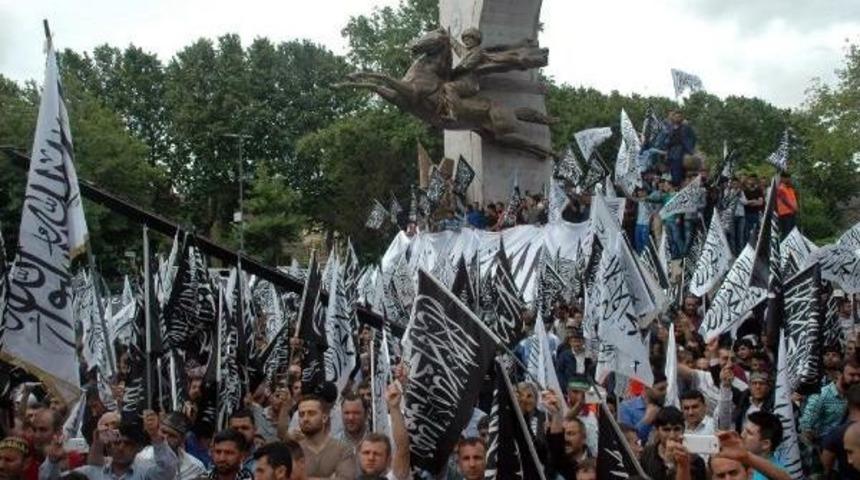 Hizb-Ut Tahrir Yaklaşık 2 Bin Kişinin Katıldığı Bir G&ouml;steriyle Hilafet &Ccedil;ağrısı Yaptı