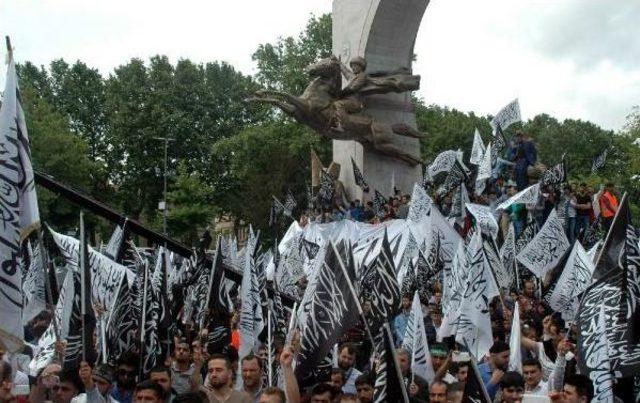 Hizb-Ut Tahrir Yaklaşık 2 Bin Kişinin Katıldığı Bir Gösteriyle Hilafet Çağrısı Yaptı