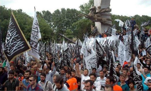 Hizb-Ut Tahrir Yaklaşık 2 Bin Kişinin Katıldığı Bir Gösteriyle Hilafet Çağrısı Yaptı