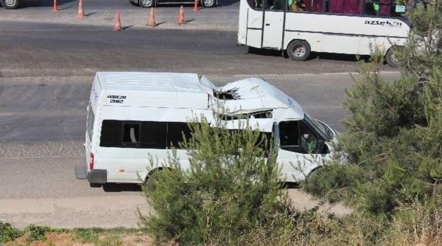 Aydınlatma Direği Minib&uuml;s&uuml;n &Uuml;zerine Devrildi