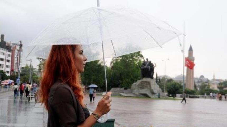 Antalya'da Haziran Yağmuru Serinletti
