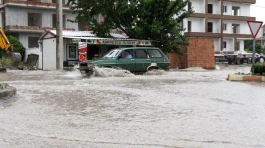 Burdur'da Şiddetli Yağış Hayatı Olumsuz Etkiledi