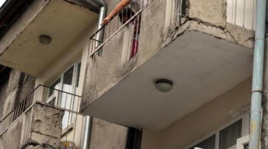 Kızını Rehin Alan Baba Ayrı Yaşadığı Eşini Istedi