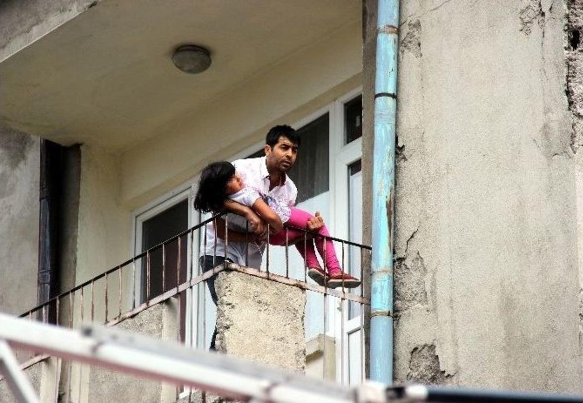 &Ccedil;ocuğunu Rehin Alarak Boynuna İp Ge&ccedil;irdi