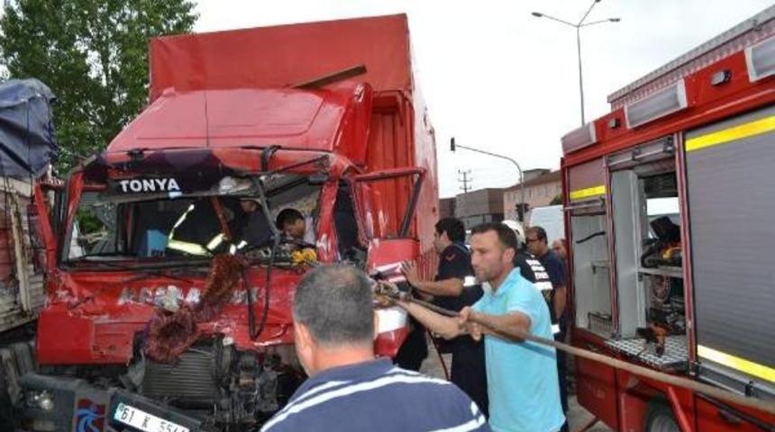 Kazada Sıkışan Kamyon S&uuml;r&uuml;c&uuml;s&uuml;n&uuml; Itfaiye Kurtardı