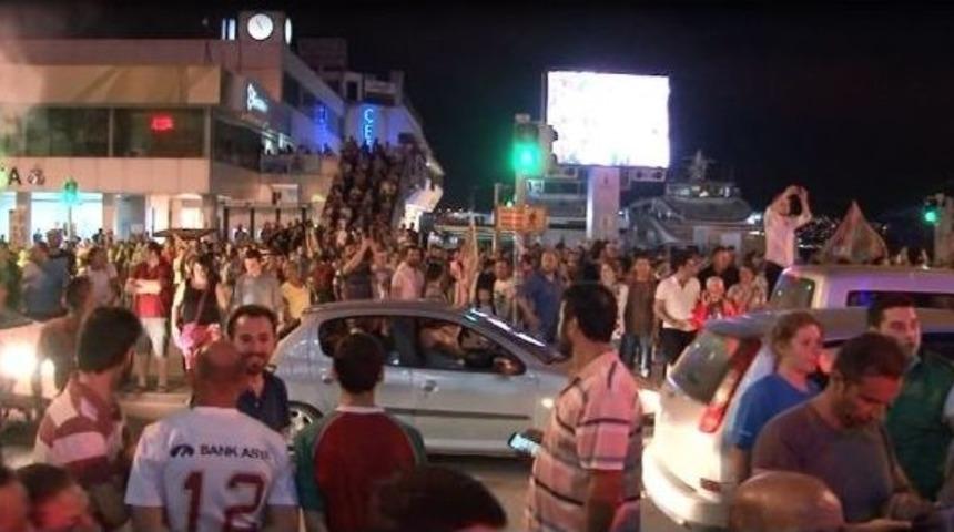 İzmir&rsquo;de Karşıyaka&rsquo;nın Şampiyonluğu B&uuml;y&uuml;k Coşkuya Sahne Oldu