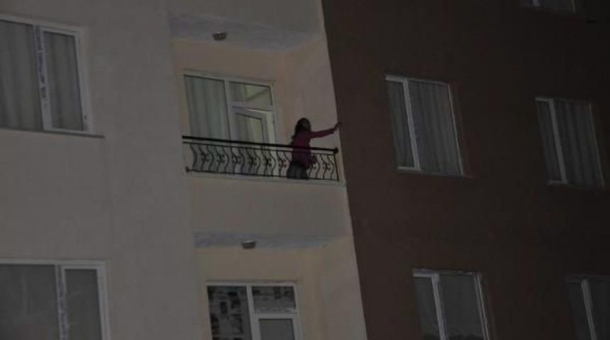 Komşusuna Kızdı Evdeki Eşyaları Balkondan Fırlattı