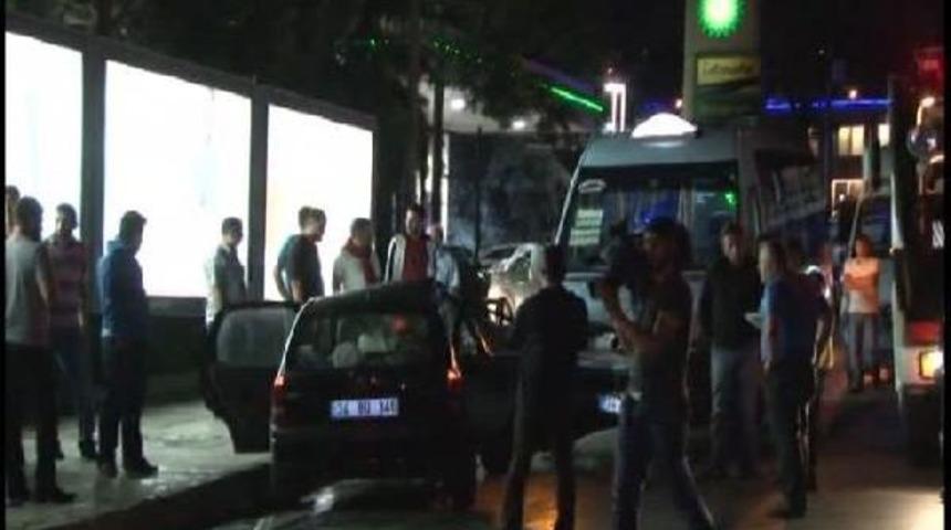 Aniden Şerit Değiştiren Otomobile Minib&uuml;s &Ccedil;arptı: 4 Yaralı