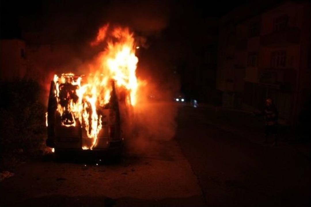 Park Halindeki Minib&uuml;s Alev Alev Yandı